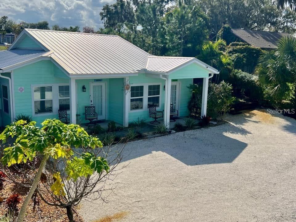 Exterior, Facade, Ranch