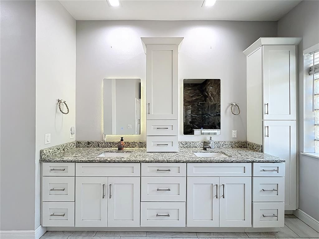Bathroom, Dual Sink Vanities, Interior, Recessed Lighting