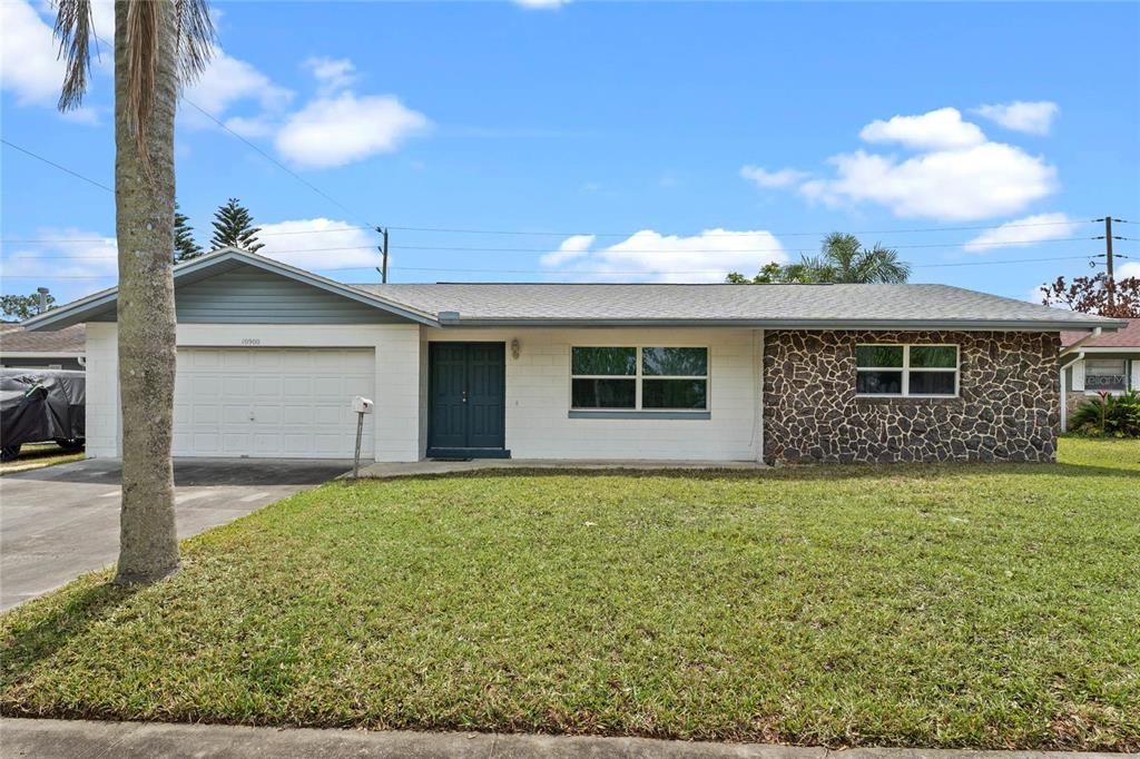 Attached, Exterior, Facade, Ranch