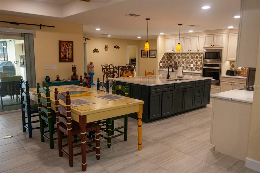 Dining room, Interior, Kitchen, Pendant Lights, Recessed Lighting, Stainless Steel Appliances
