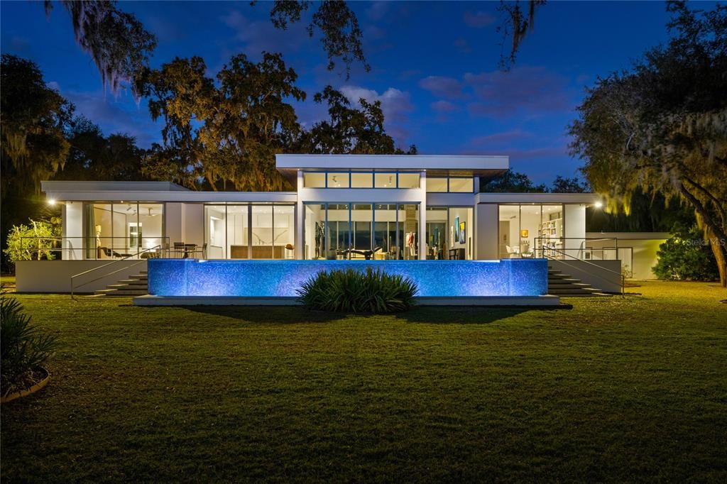 Backyard, Exterior, Facade, Pool, Modern