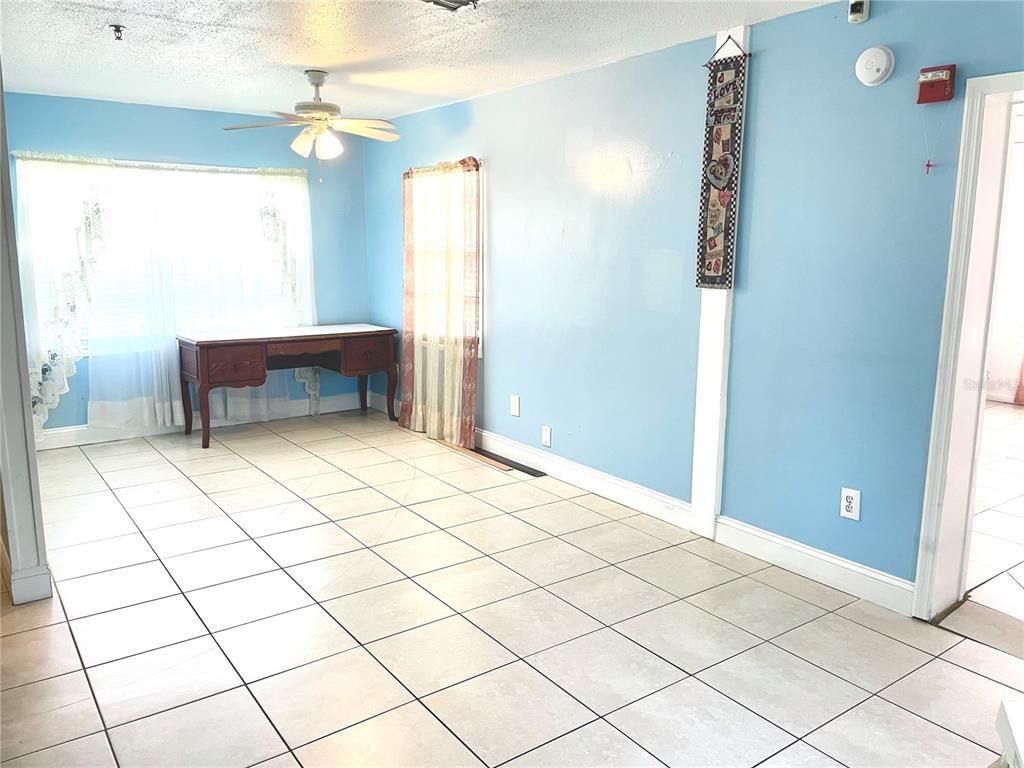 Empty room, Interior