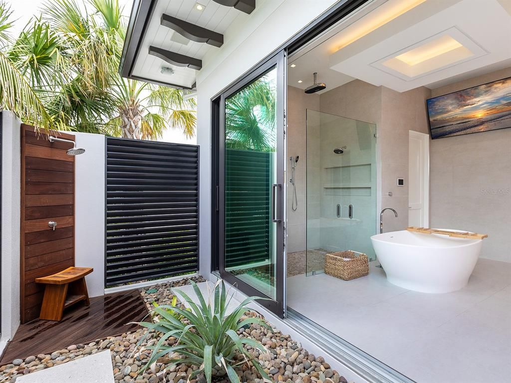 Bathroom, Exterior, Glass Shower