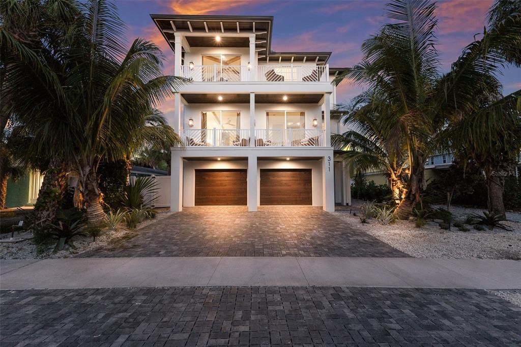 Attached, Exterior, Facade, Modern