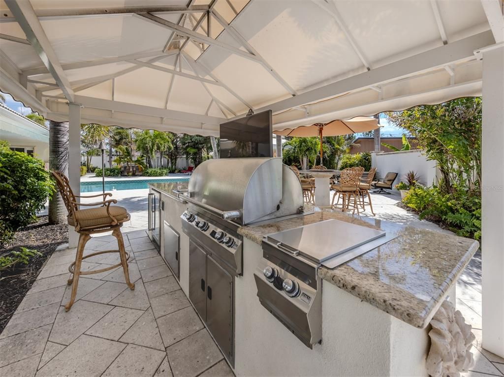 Exterior, Outdoor Kitchen, Pool