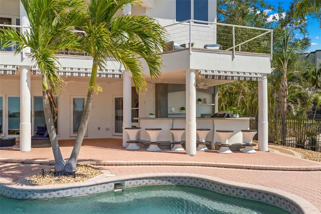 Exterior, Outdoor Kitchen, Pool