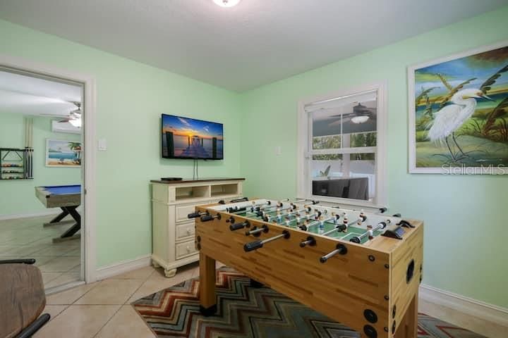 Game Room, Interior