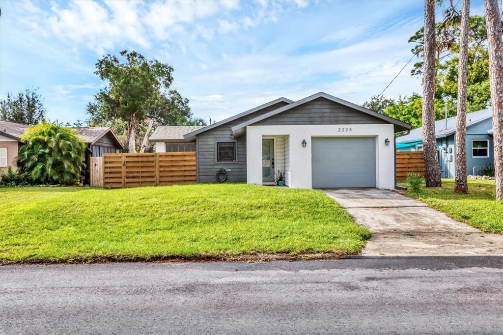 Attached, Exterior, Facade, Ranch