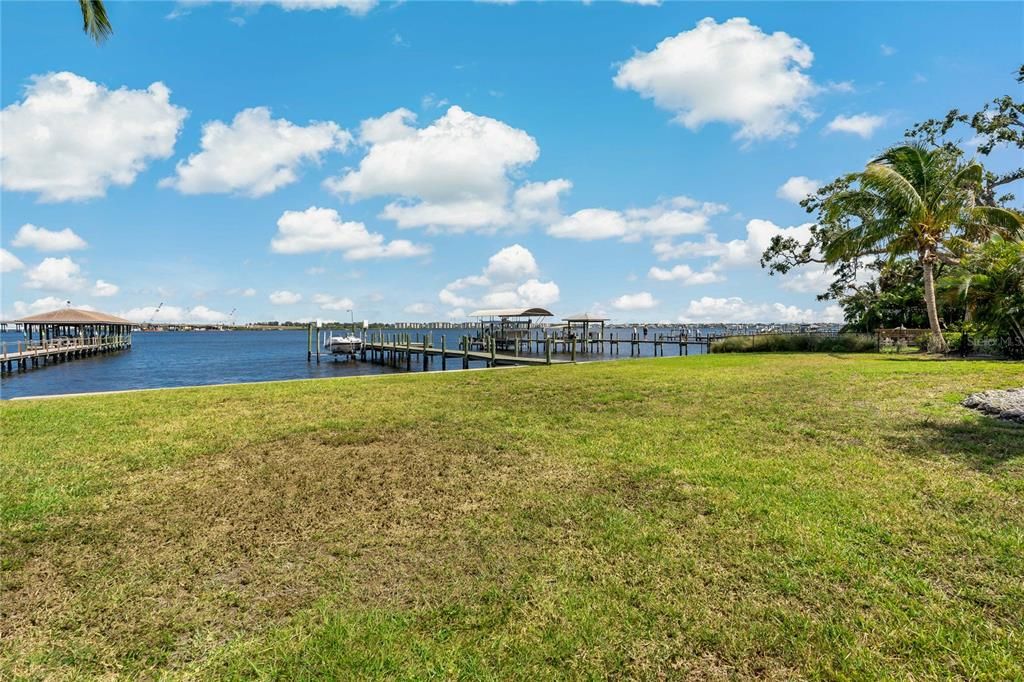 Exterior, Lake