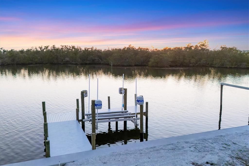 Exterior, Lake