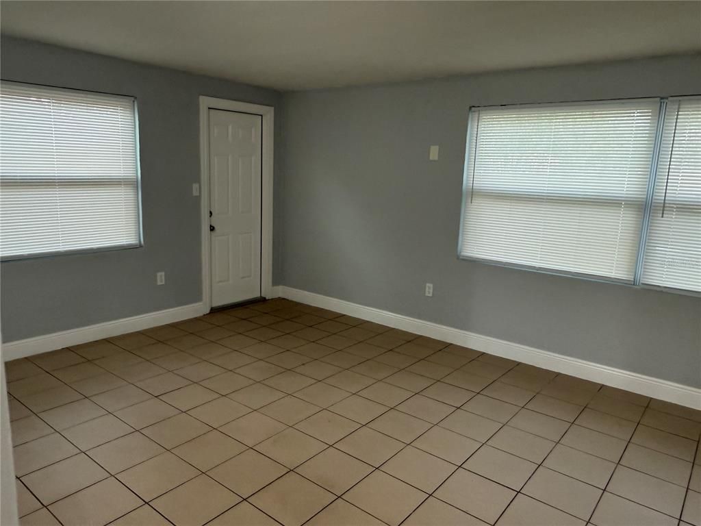 Empty room, Interior