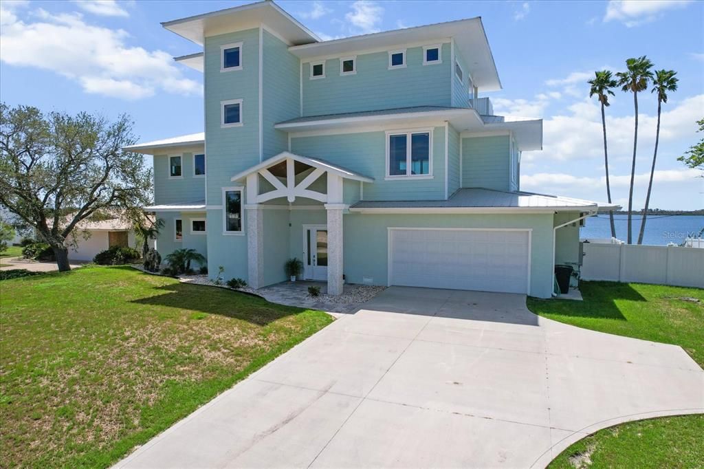 Attached, Exterior, Facade, Water, American Craftsman