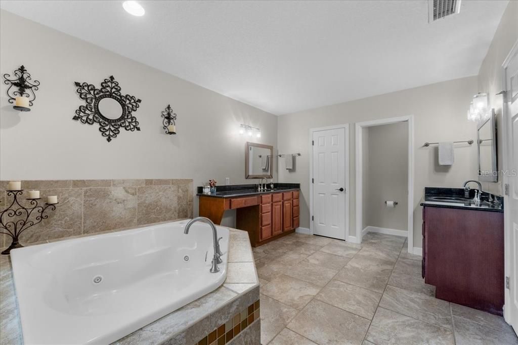 Bathroom, Dual Sink Vanities, Interior, Recessed Lighting