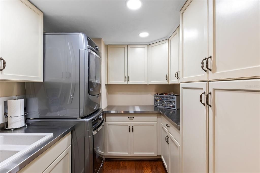 Interior, Recessed Lighting, Washer, Wood Texture Flooring