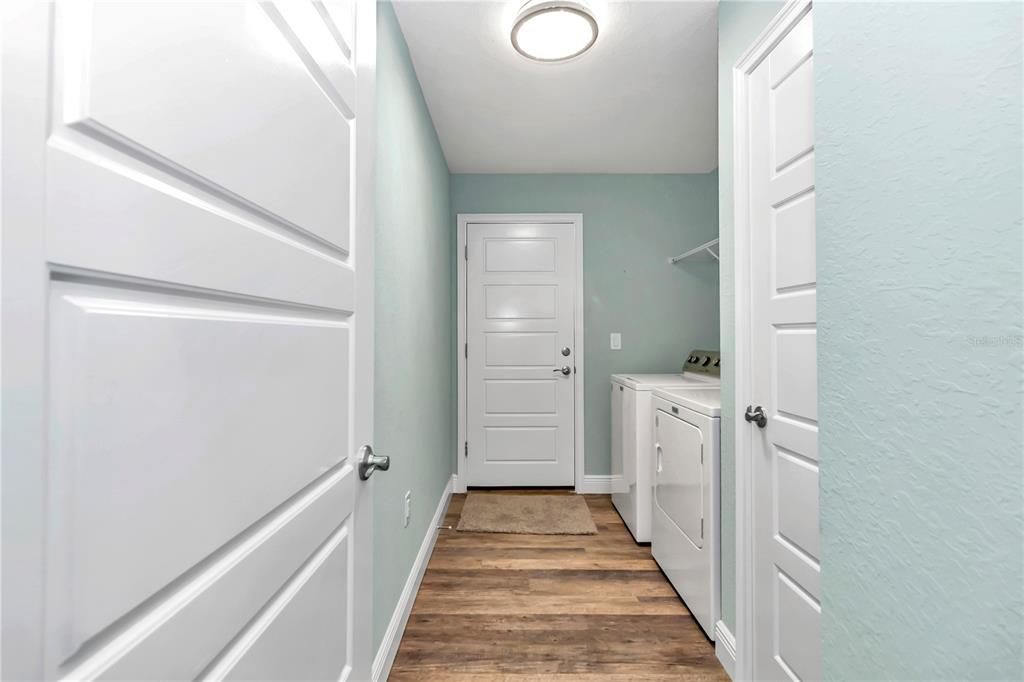 Interior, Washer, Wood Texture Flooring