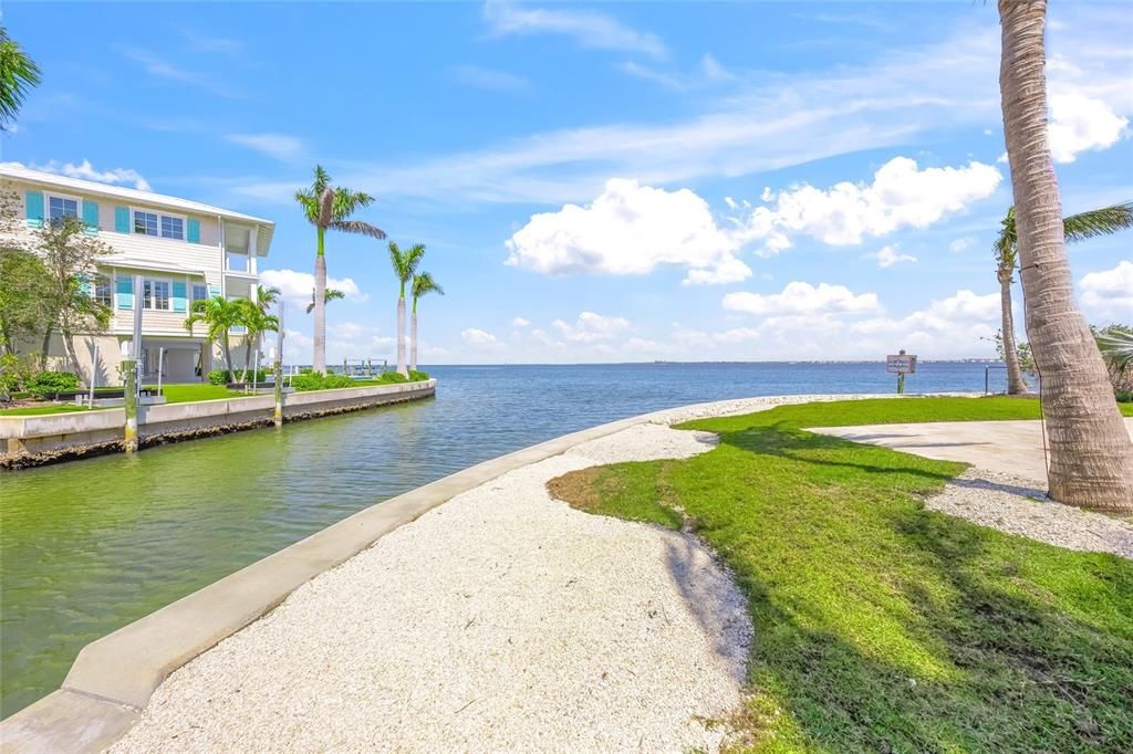 Exterior, Lake