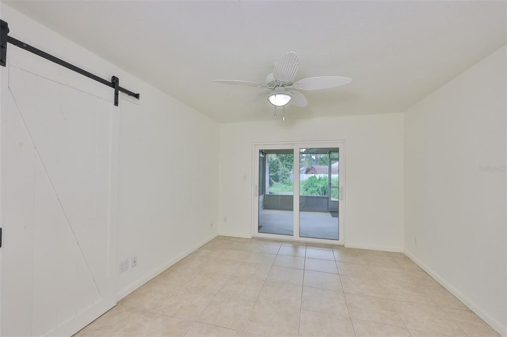 Empty room, Interior