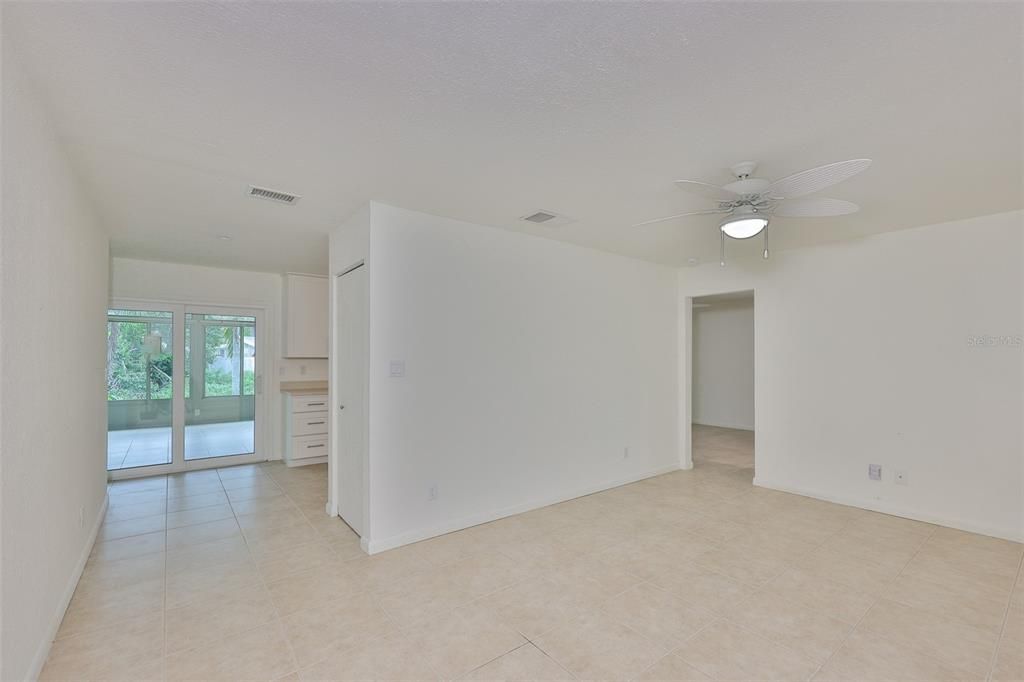 Empty room, Interior