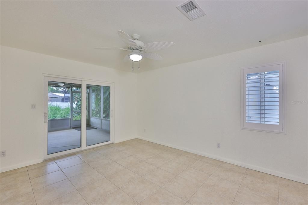 Empty room, Interior