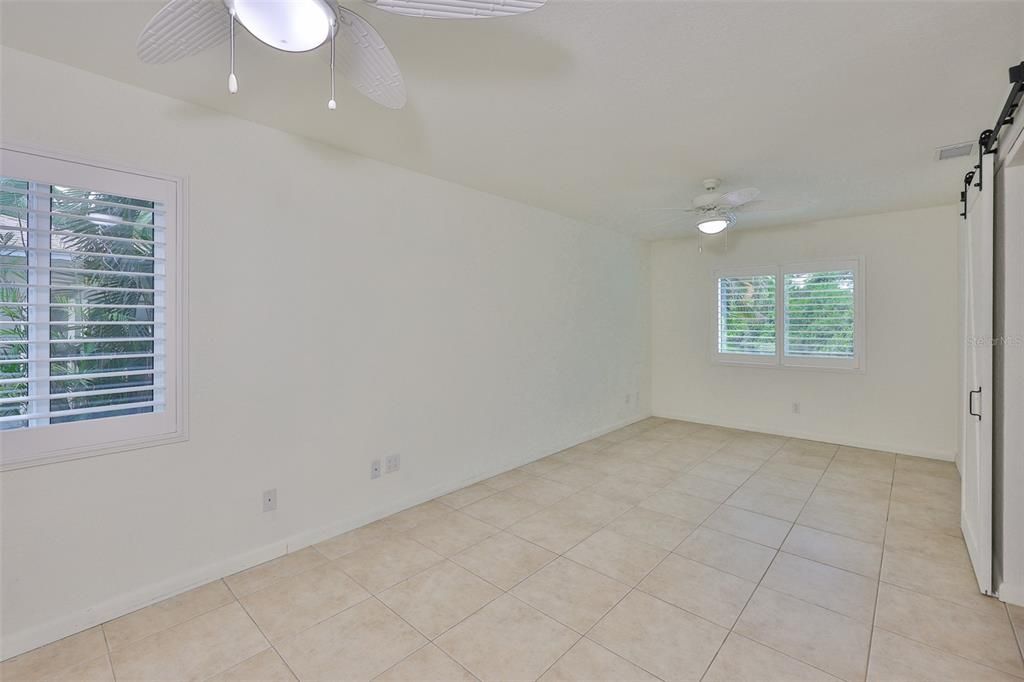 Empty room, Interior
