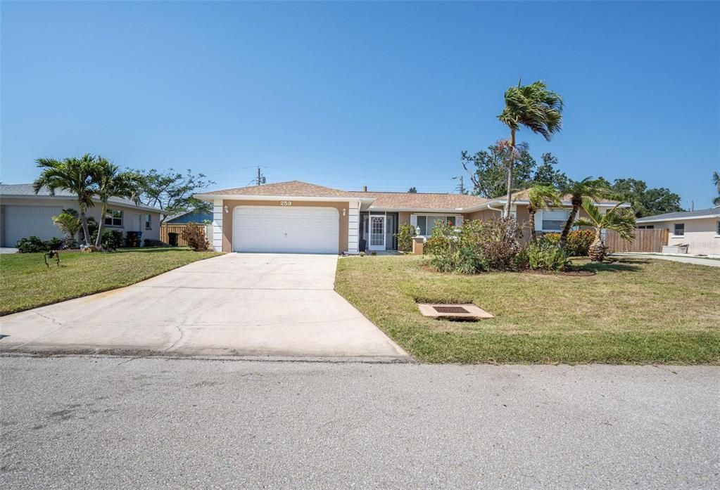 Attached, Exterior, Facade, Ranch