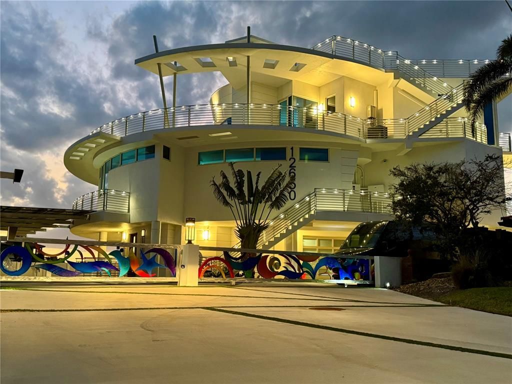 Exterior, Facade, Modern