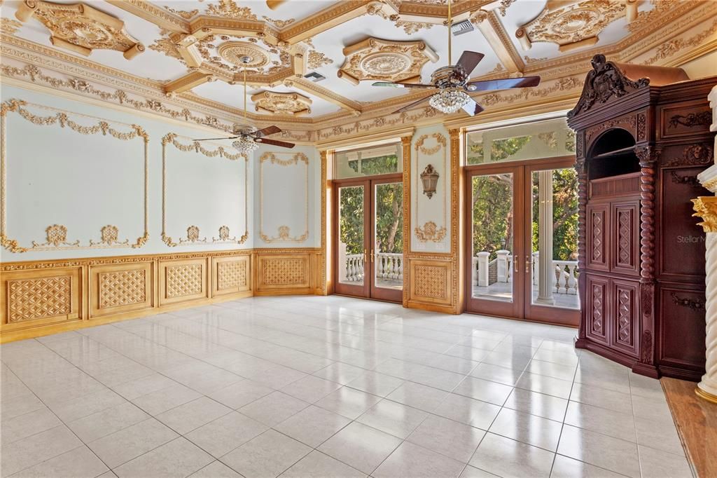Empty room, Interior