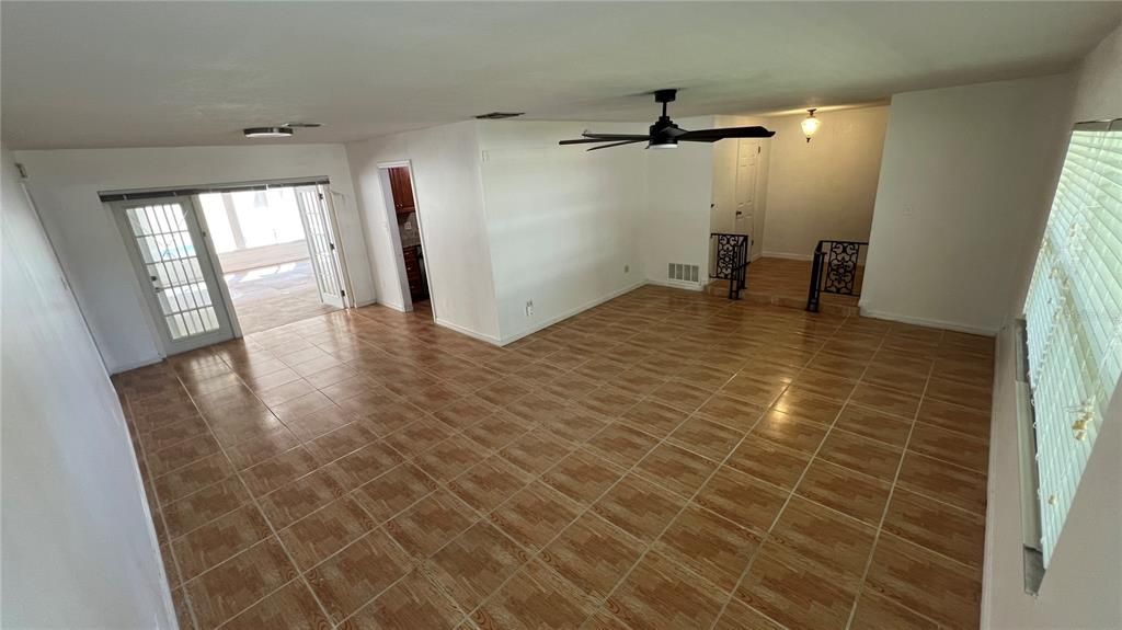 Empty room, Interior
