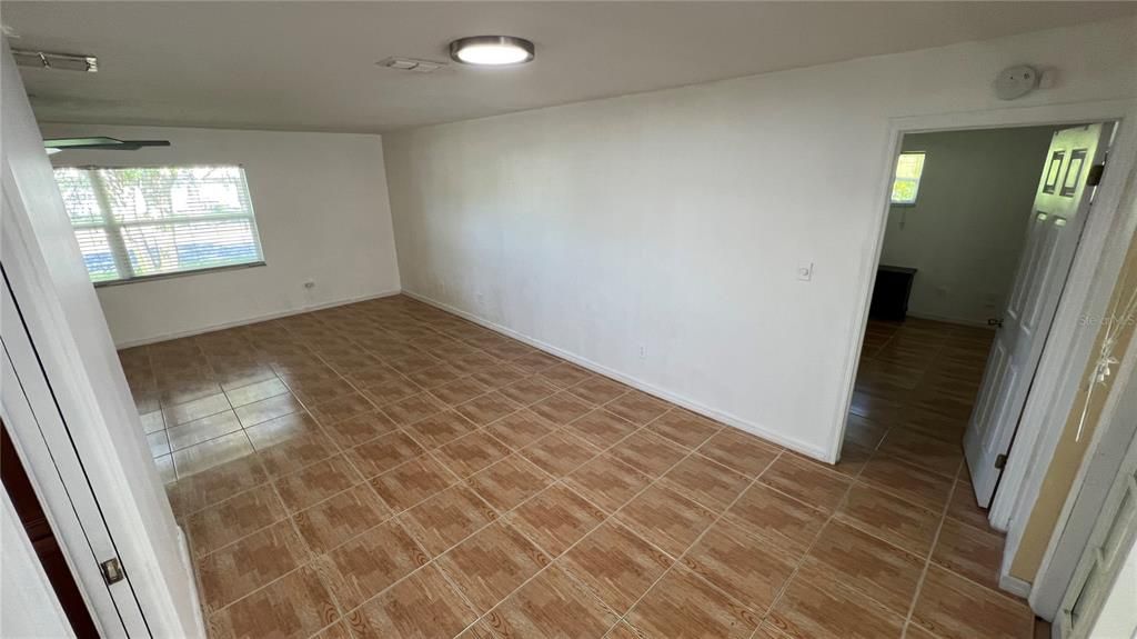 Empty room, Interior