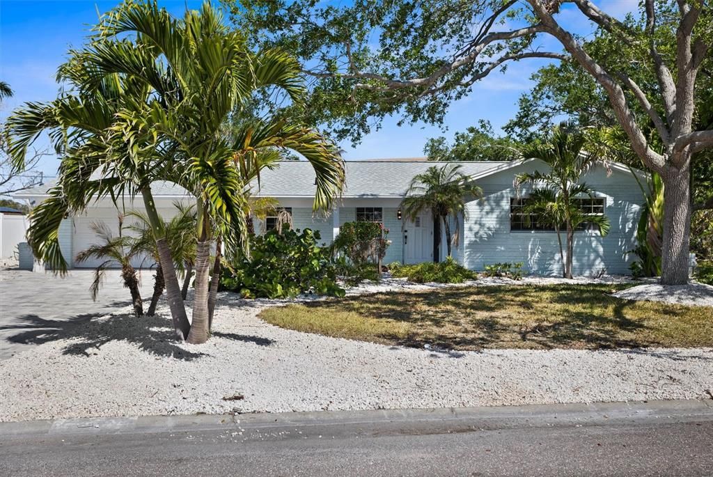 Attached, Exterior, Facade, Ranch