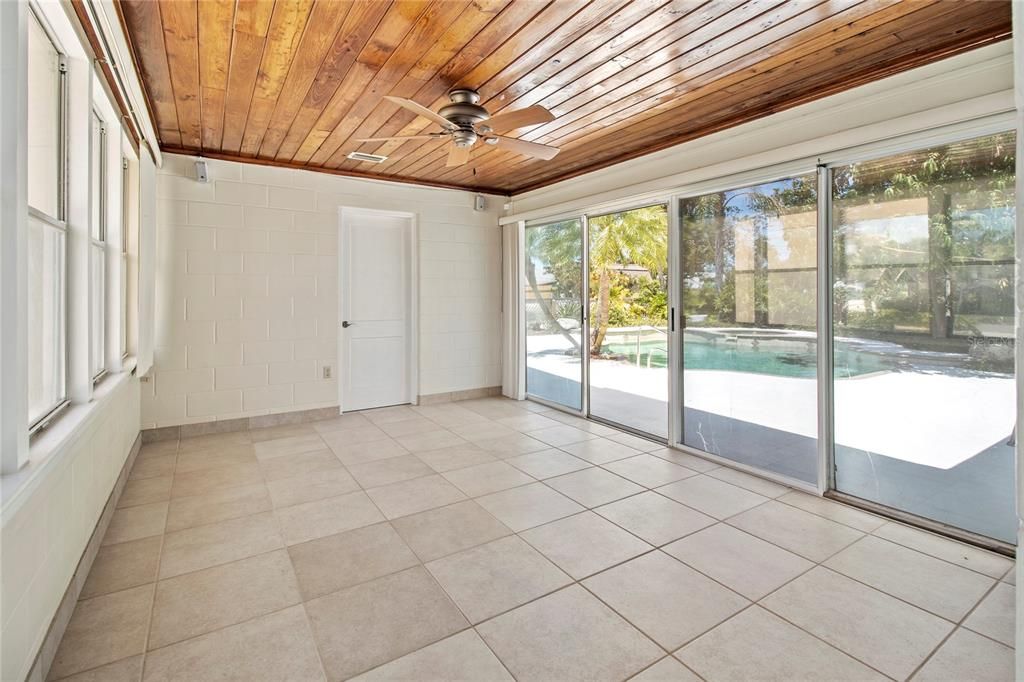 Empty room, Interior, Wooden Ceilings