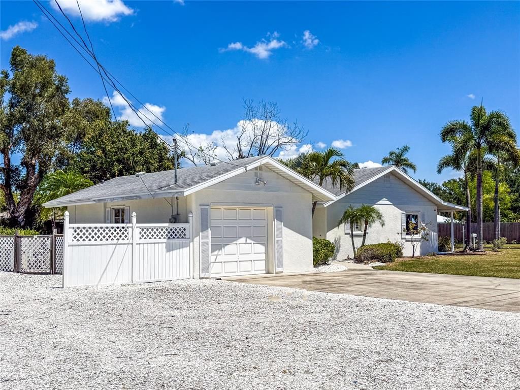 Attached, Exterior, Facade, Ranch