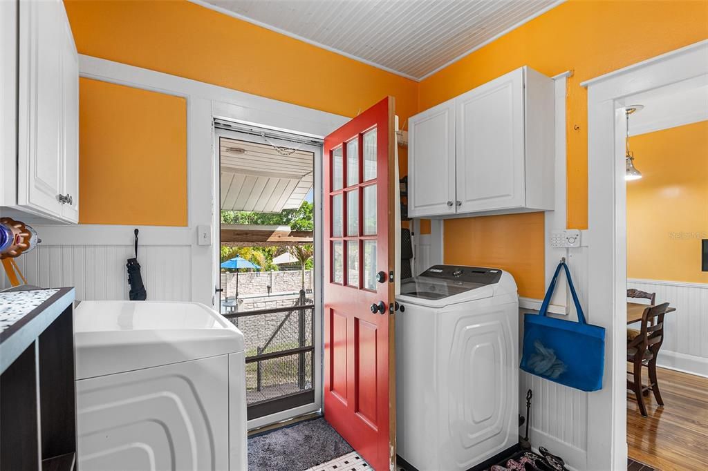 Interior, Washer, Wood Texture Flooring