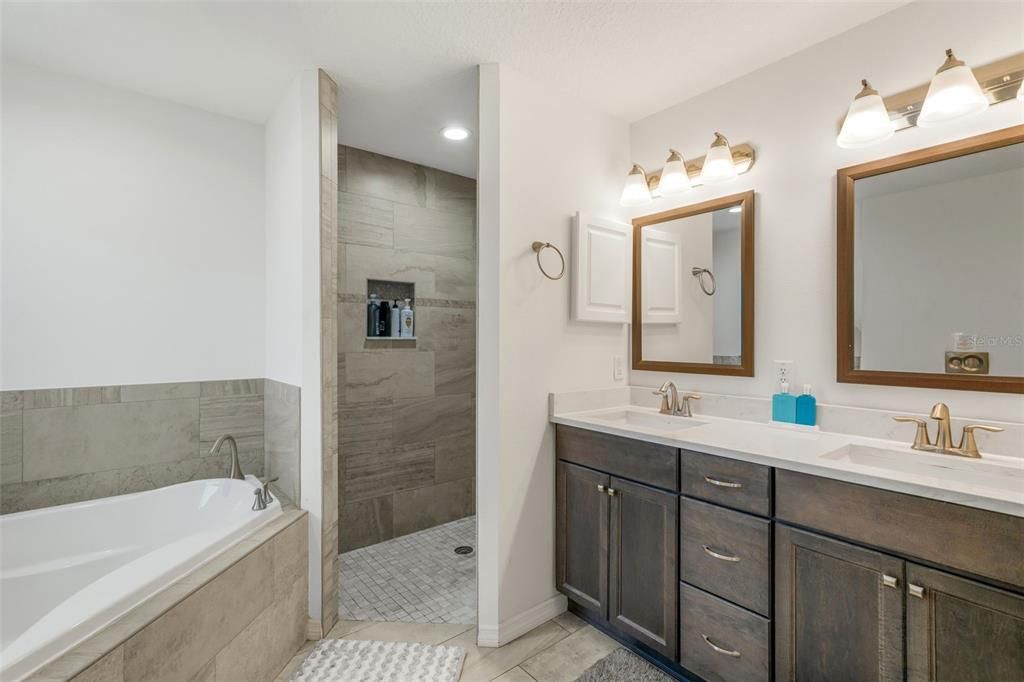 Bathroom, Dual Sink Vanities, Interior, Recessed Lighting