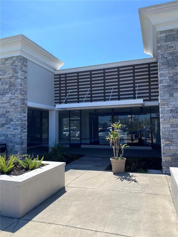 Exterior, Facade, Modern