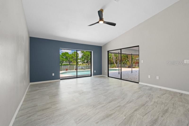 Empty room, Interior
