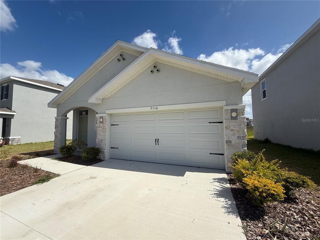 Attached, Exterior, Facade, American Craftsman