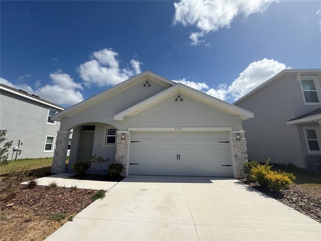 Attached, Exterior, Facade, American Craftsman
