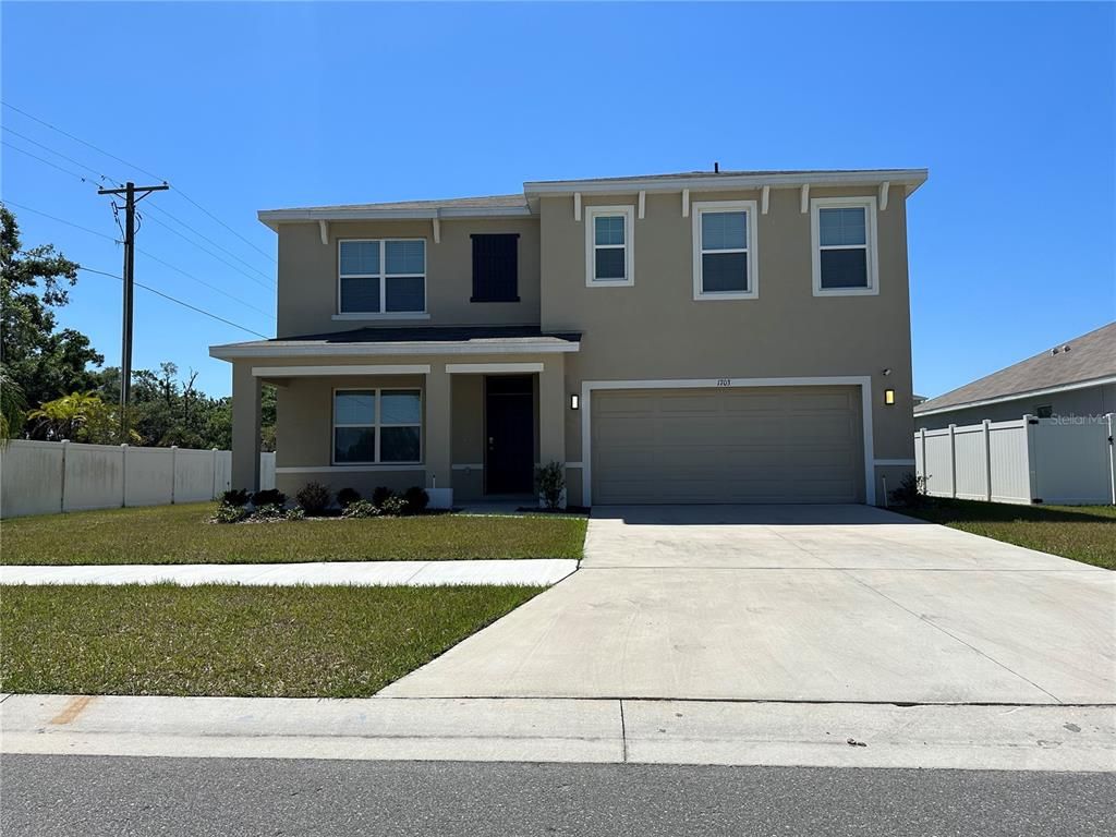 Attached, Exterior, Facade, Rowhouse