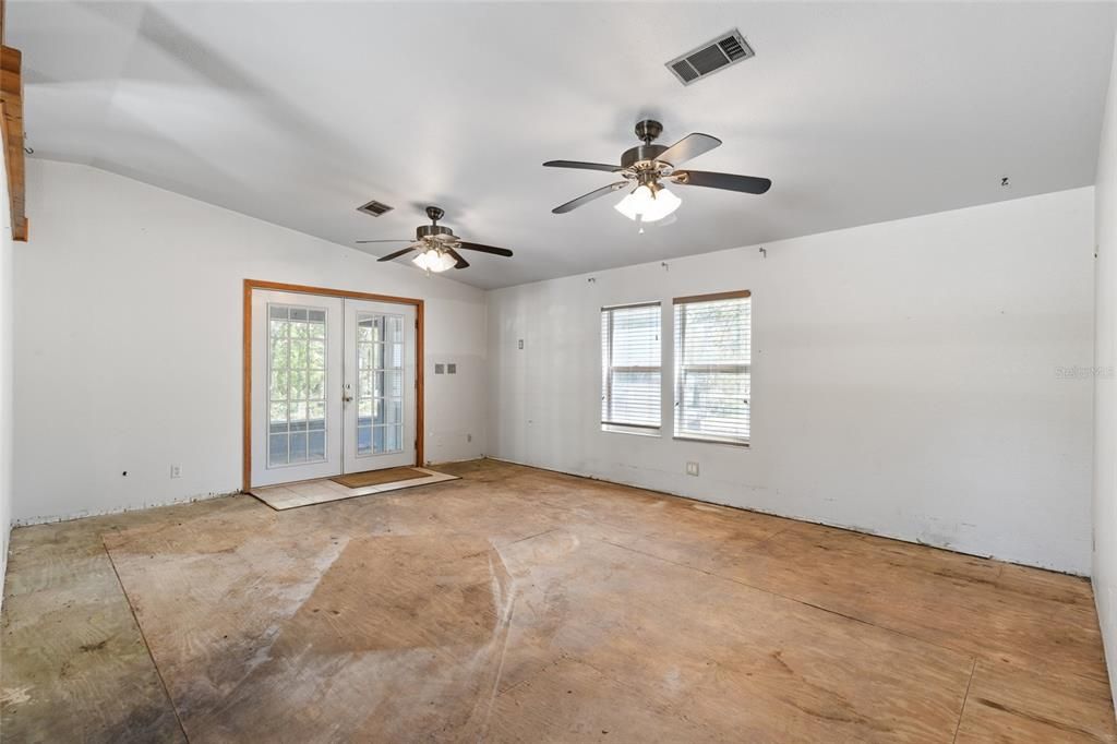 Empty room, Interior