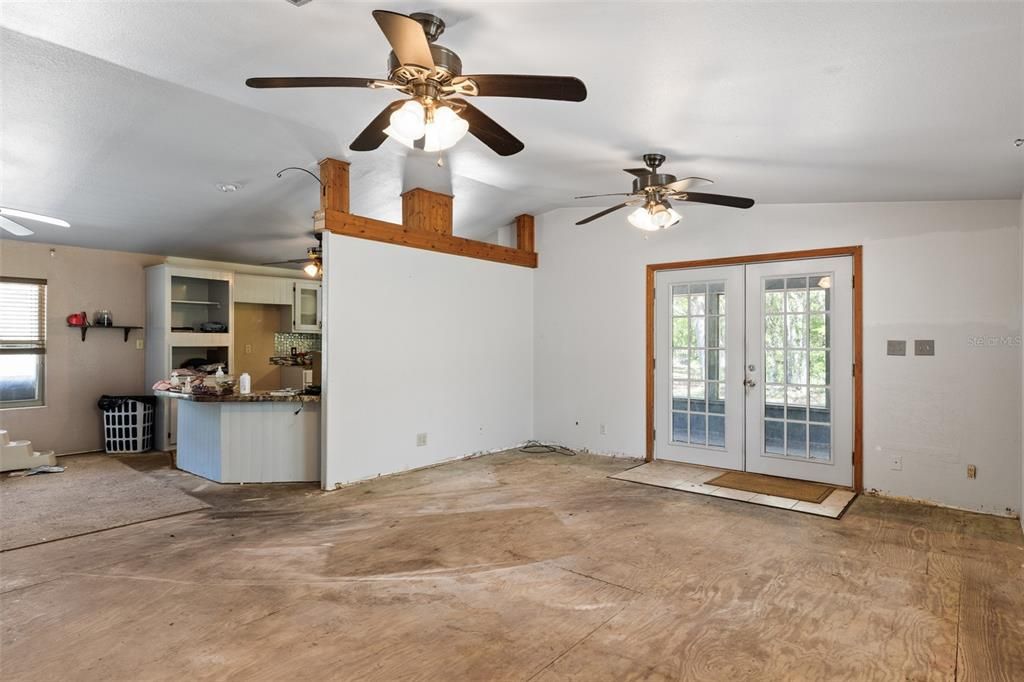 Empty room, Interior