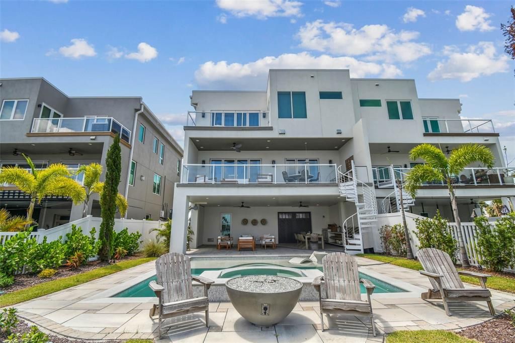 Exterior, Facade, Pool, Modern