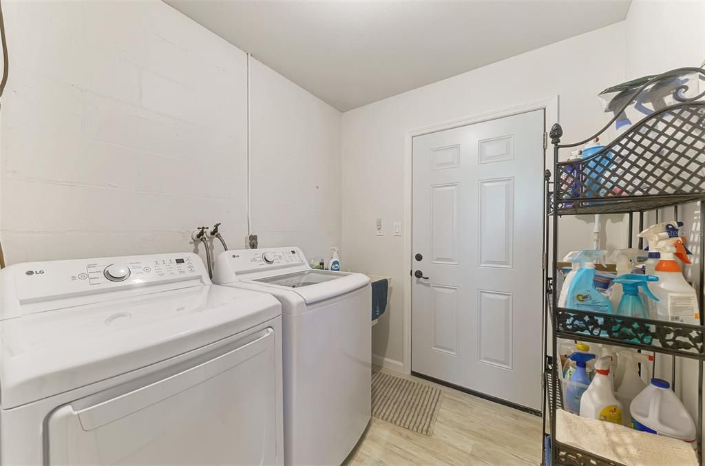 Interior, Washer, Wood Texture Flooring