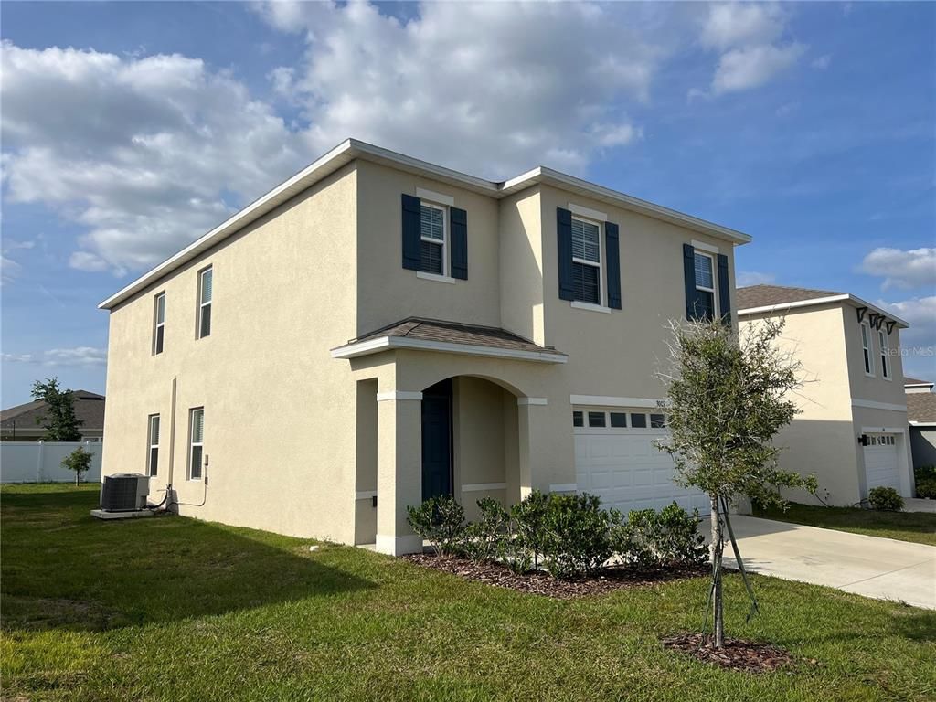 Attached, Exterior, Facade, Mediterranean