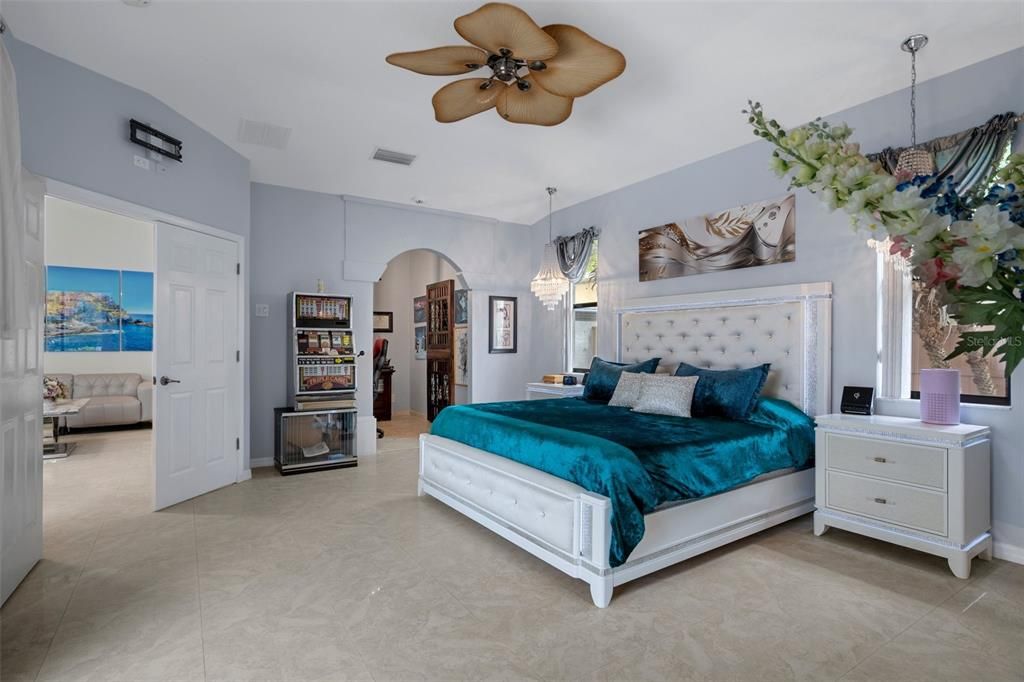Bedroom, Chandelier, Interior, Pendant Lights