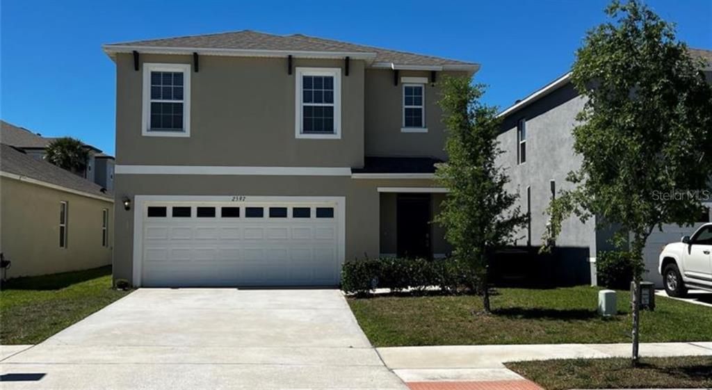 Attached, Exterior, Facade, American Craftsman
