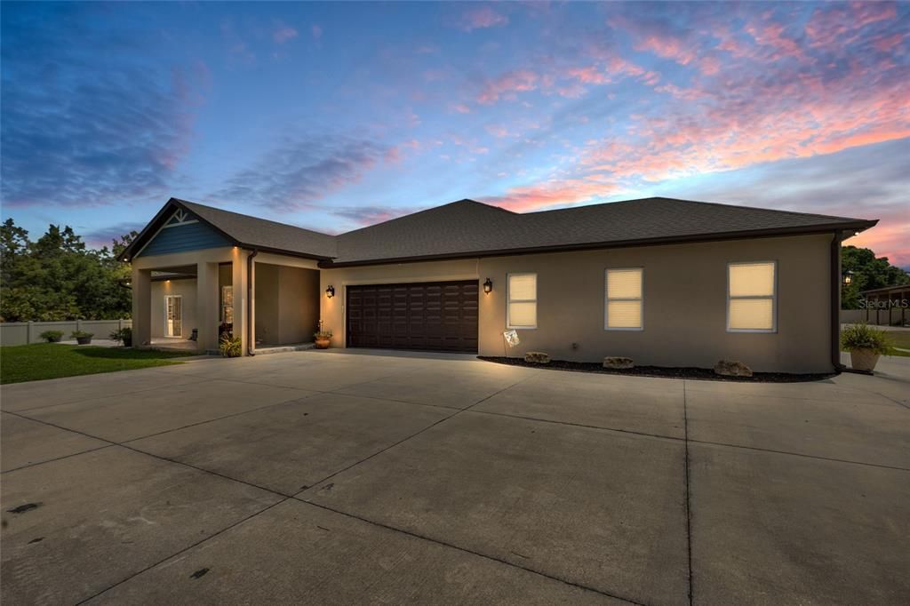 Attached, Exterior, Facade, Ranch