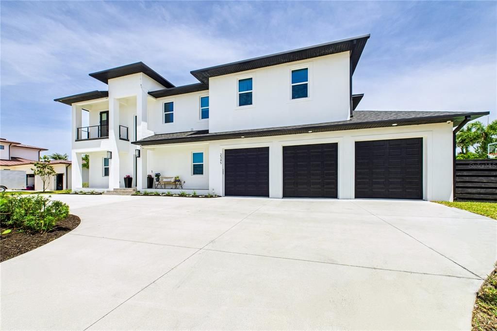 Attached, Exterior, Facade, Modern