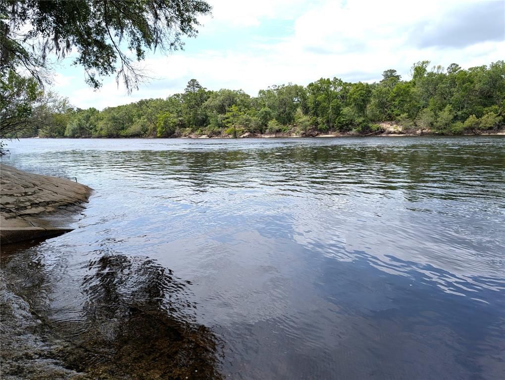 Exterior, Lake