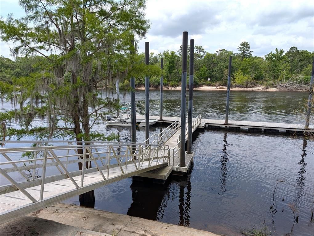 Exterior, Lake